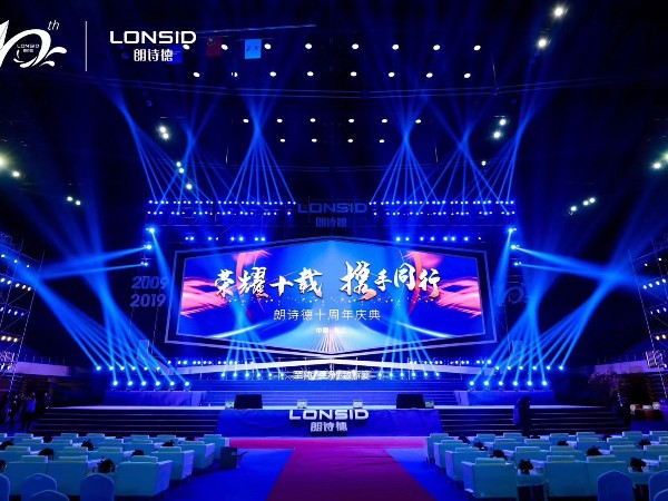 鑫禾舞美擁有豐富經(jīng)驗(yàn)的技術(shù)團(tuán)隊(duì)，了解洞悉客戶需求，始終以“科技創(chuàng)新、安全規(guī)范”為服務(wù)宗旨，為廣大客戶提供規(guī)范的舞臺(tái)燈光音響租賃服務(wù)，確保您活動(dòng)的圓滿舉辦。歡迎您實(shí)地赴我公司倉庫考察溝通，鑫禾舞美期待與您的合作！