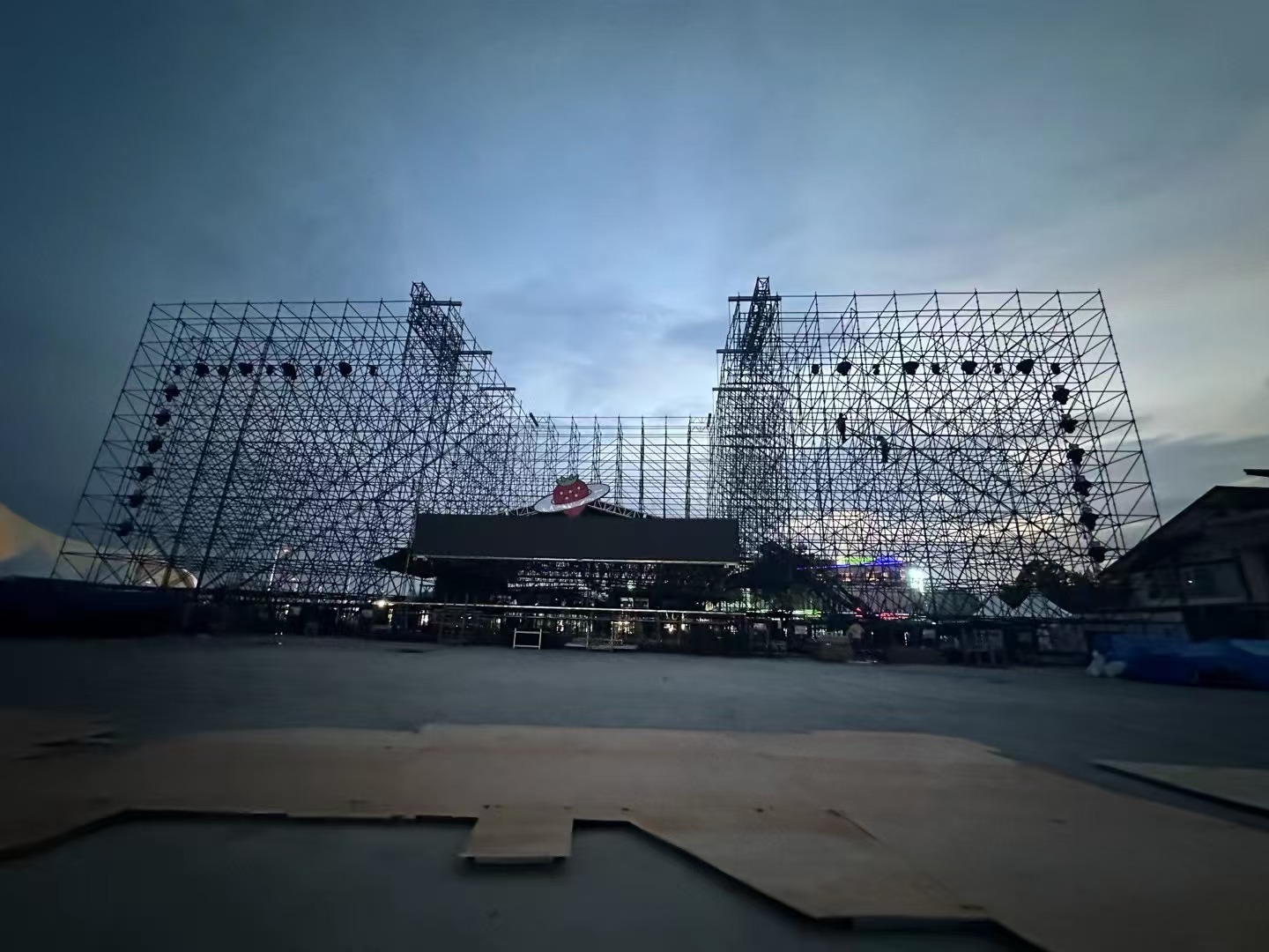 大連草莓音樂節(jié)舞臺燈光設(shè)備租賃成功案例2