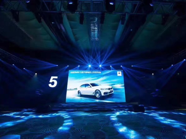 搭配合適品牌燈光租賃設(shè)備打造華麗車展舞臺